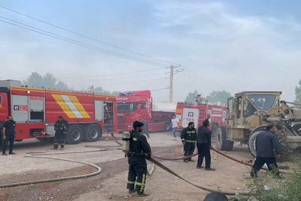 اعزام ۷ ایستگاه آتش‌نشانی برای اطفای حریق کارگاه تولید الیاف