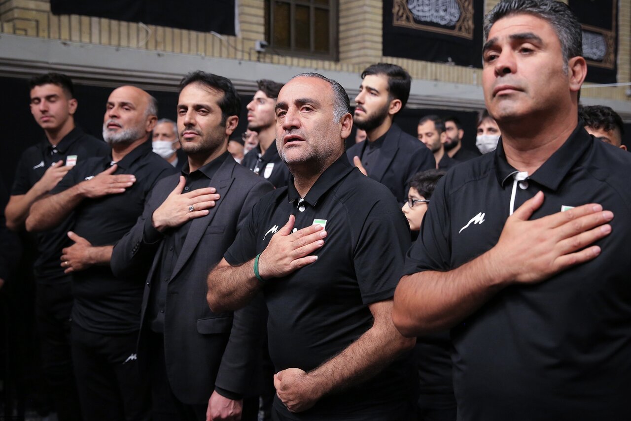 حضور اعضای تیم ملی فوتبال نوجوانان در حسینیه امام خمینی(ره)+عکس