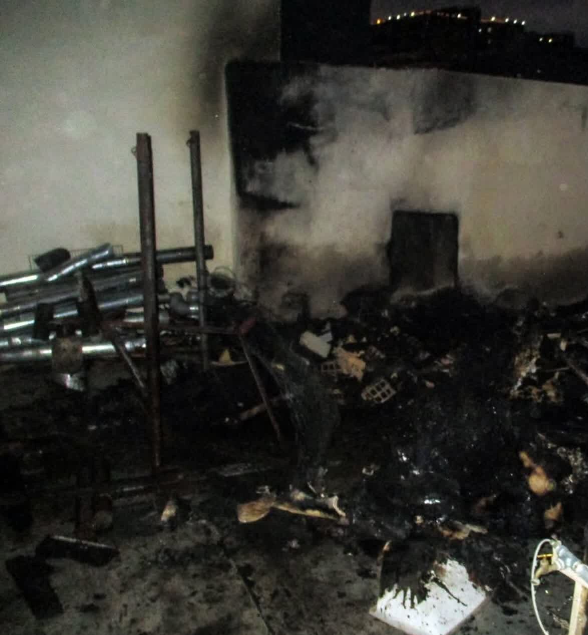 وقوع حریق در پشت بام یک منزل مسکونی + عکس