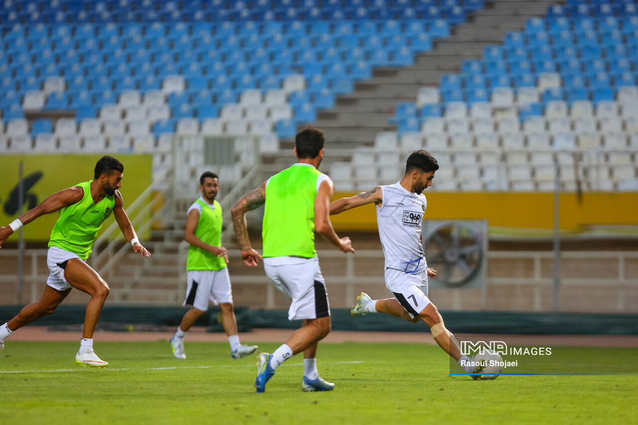 خیال آسوده مورایس از خطحمله آتشین طلاییپوشان / جذب یک هافبکدفاعی برای سپاهان واجب است