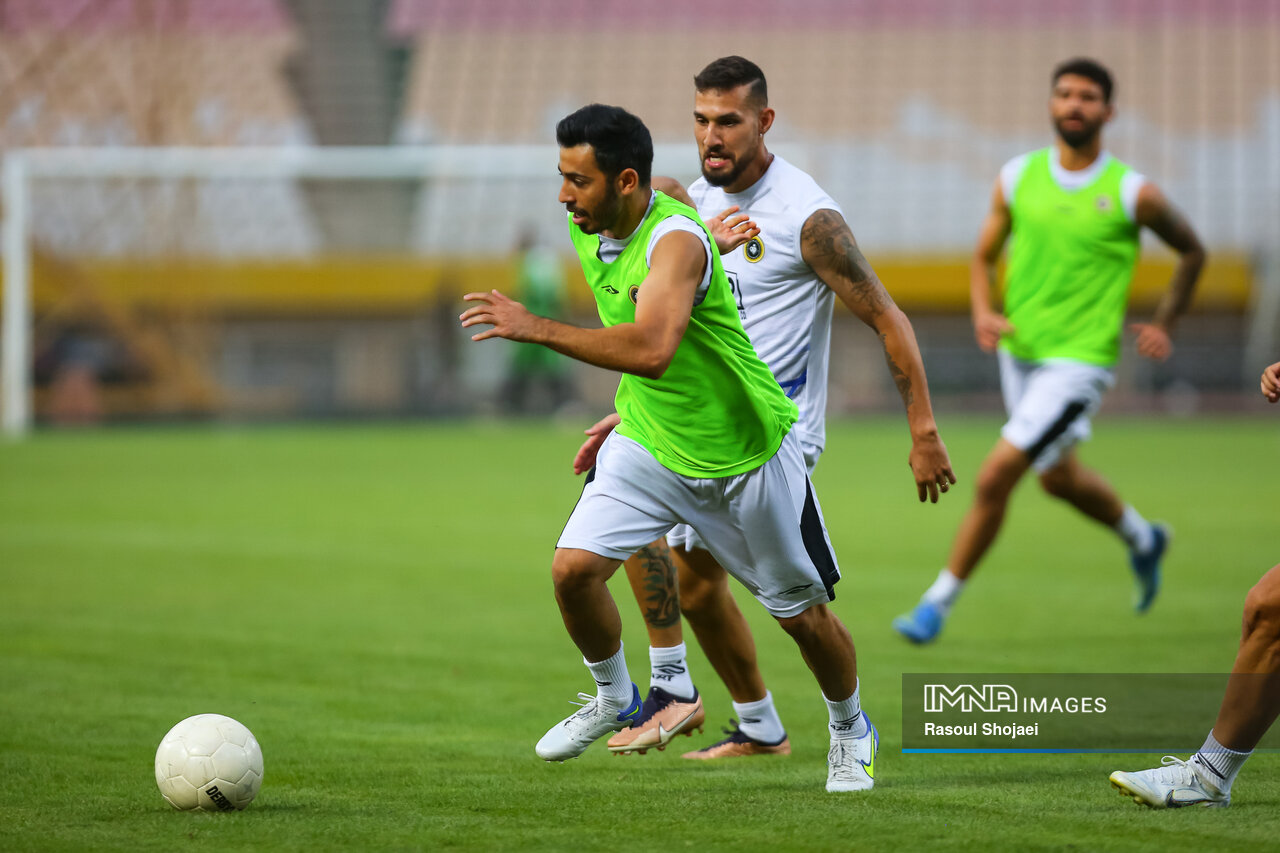 خیال آسوده مورایس از خطحمله آتشین طلاییپوشان / جذب یک هافبکدفاعی برای سپاهان واجب است