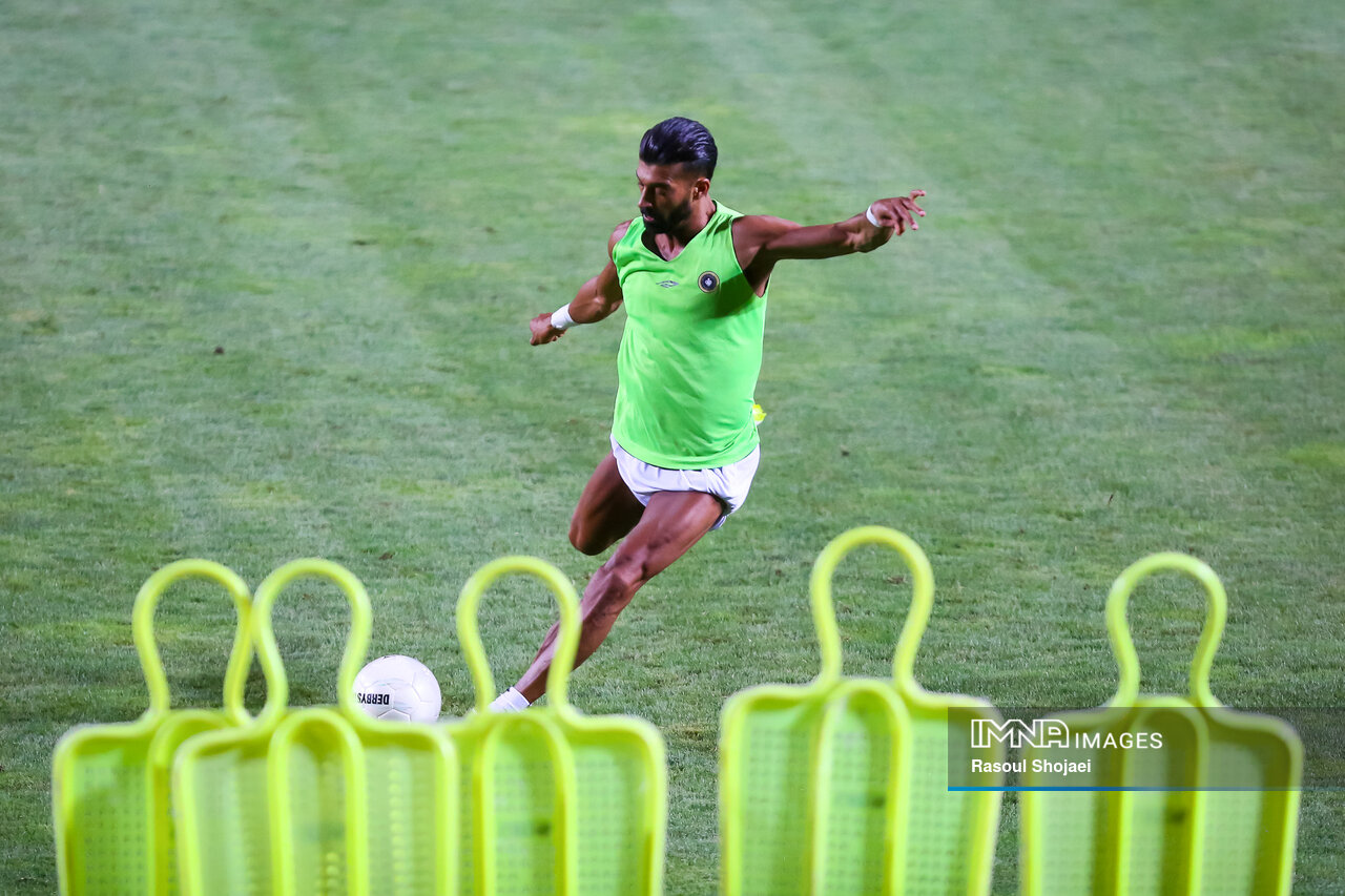 خیال آسوده مورایس از خطحمله آتشین طلاییپوشان / جذب یک هافبکدفاعی برای سپاهان واجب است