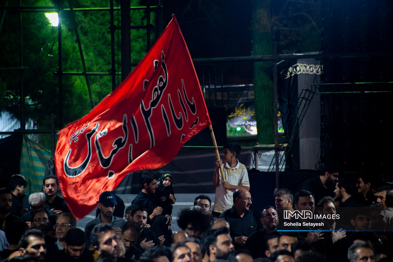 حضور محمدرضا طالقانی و نائب رئیس فدراسیون فوتبال در مراسم علم‌برداری حسینیه بیت العباس+عکس