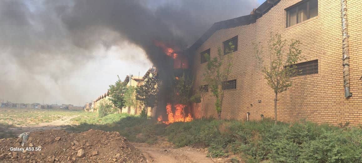 حریق کارگاه تولید و تزریق مواد اولیه پلاستیک در جاده خاوران + عکس