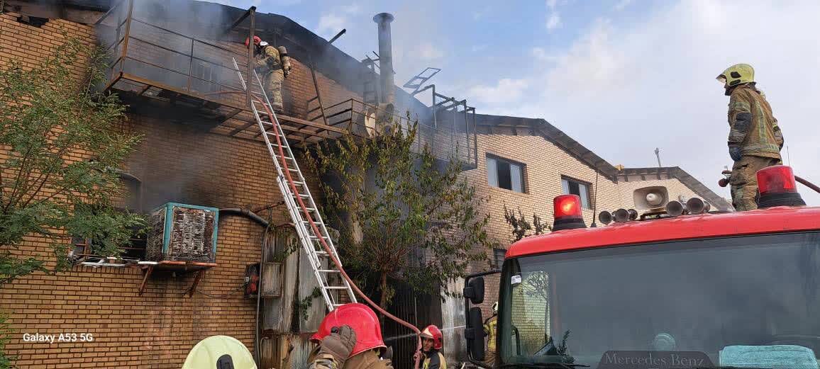 حریق کارگاه تولید و تزریق مواد اولیه پلاستیک در جاده خاوران + عکس