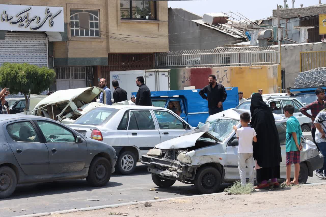 تصادف زنجیرهای ۳ خودروی سواری سبک، کامیون و تریلی در محدوده پل اندیشه + عکس