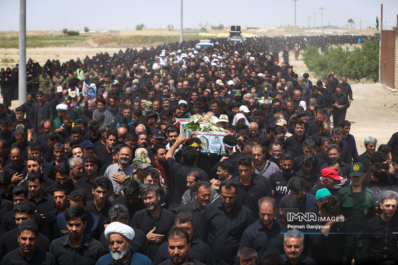 مراسم تشییع شهید مدافع امنیت در ورزنه