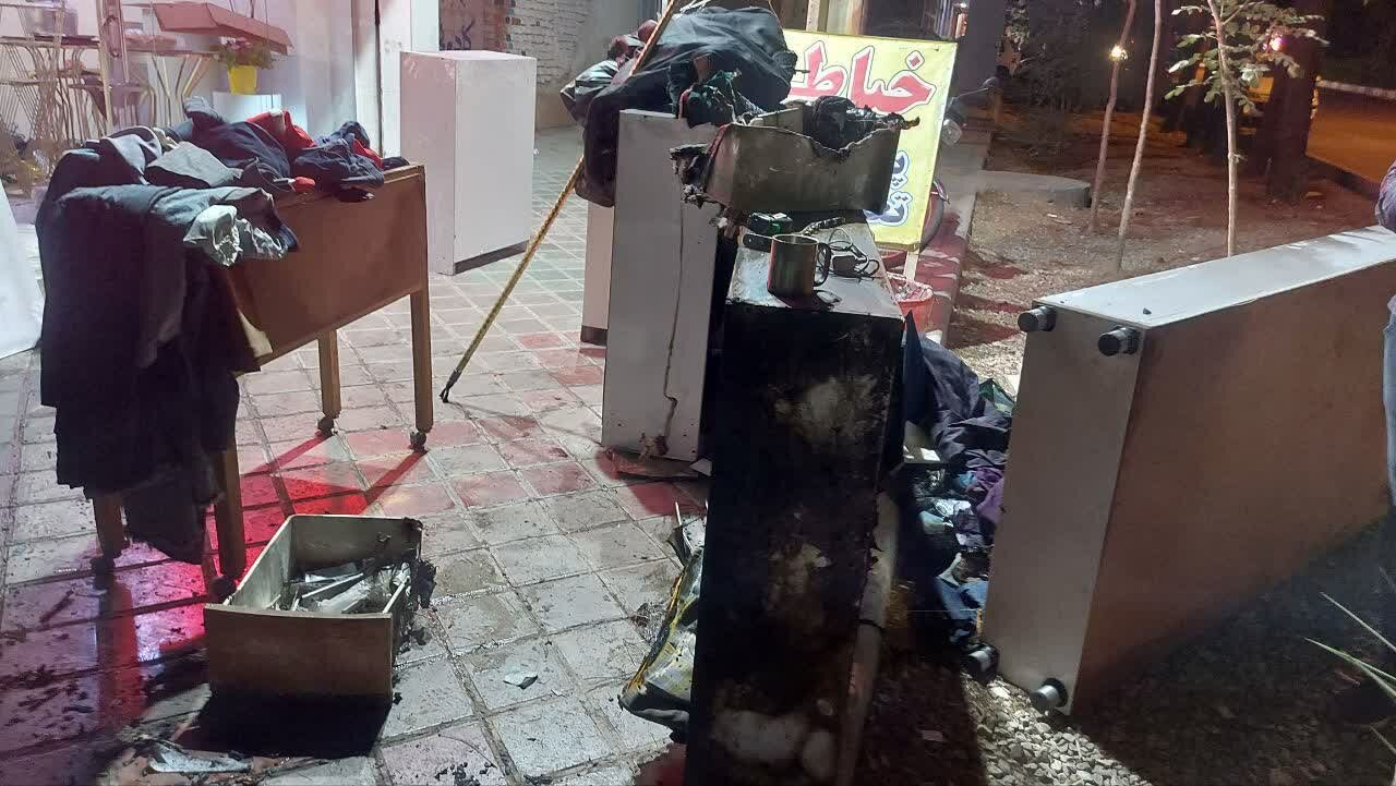 حریق مغازه خیاطی در خیابان بهشتی خمینیشهر+ عکس