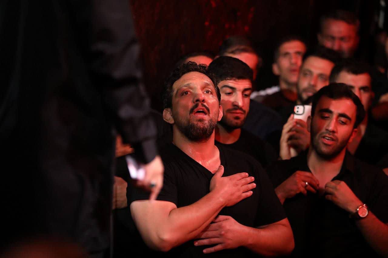 حضور ستارههای کشتی ایران در مراسم عزاداری امام حسین (ع) + عکس