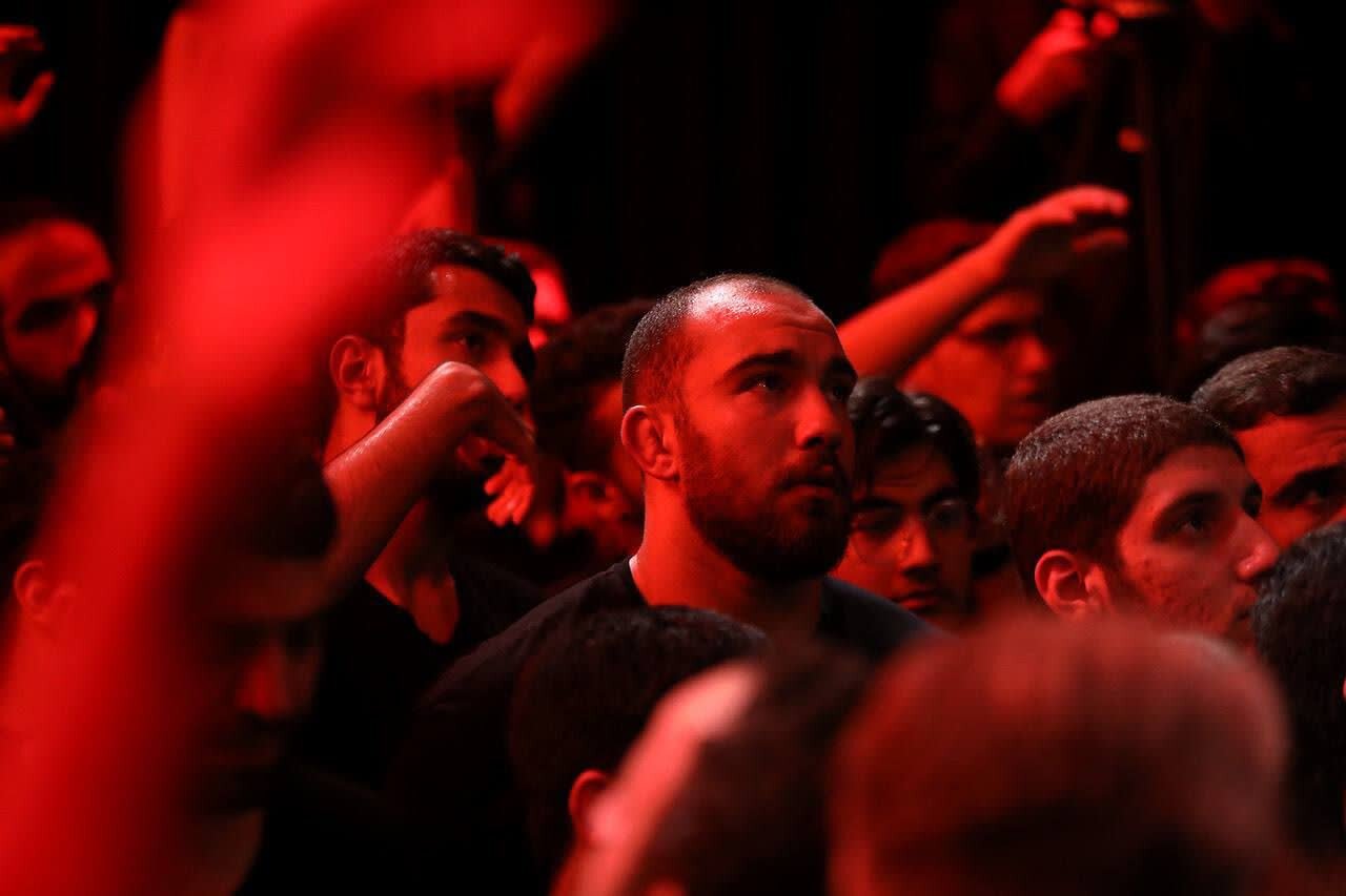 حضور ستارههای کشتی ایران در مراسم عزاداری امام حسین (ع) + عکس