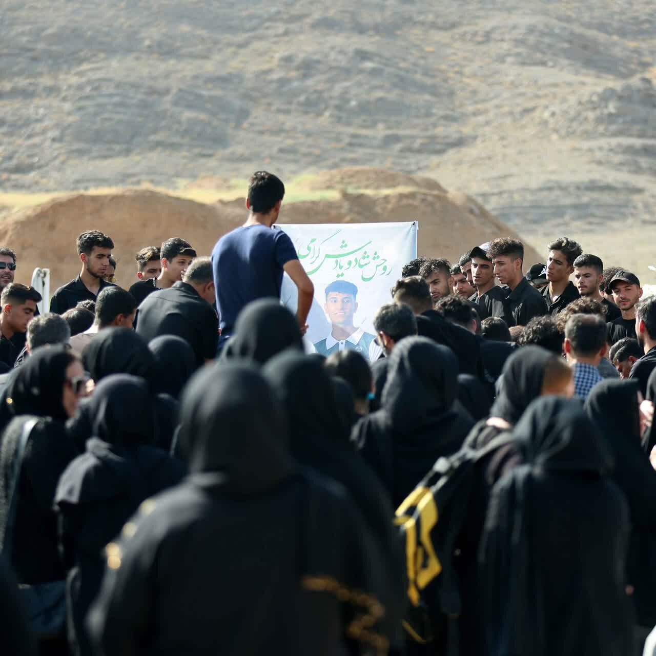 حضور مدیرعامل ذوبآهن در مراسم تشییعجنازه بازیکن آکادمی فوتبال این باشگاه +عکس