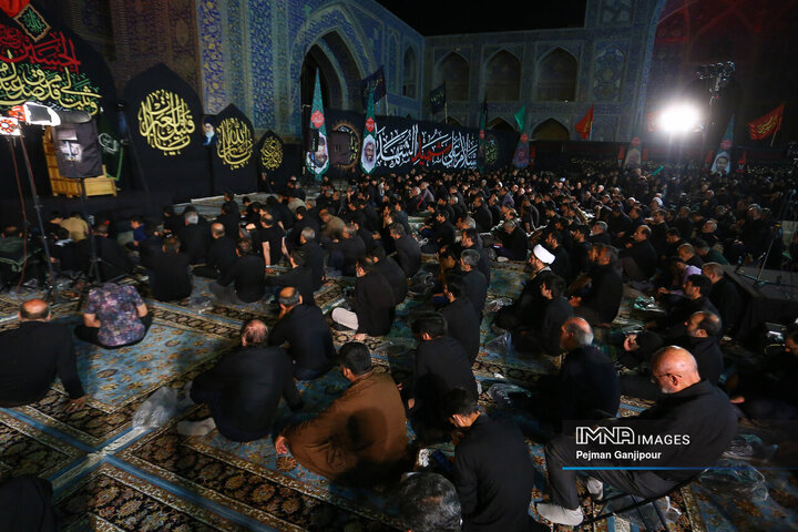 مراسم عزاداری شب عاشورا در هیئت رزمندگان اسلام اصفهان