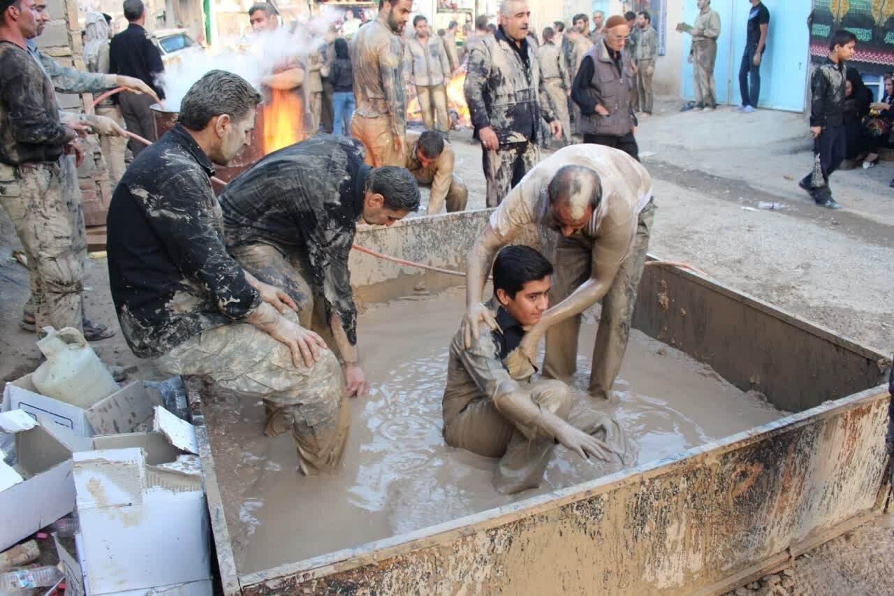 برگزاری آیین گِلمالی در صبحگاه عاشورا