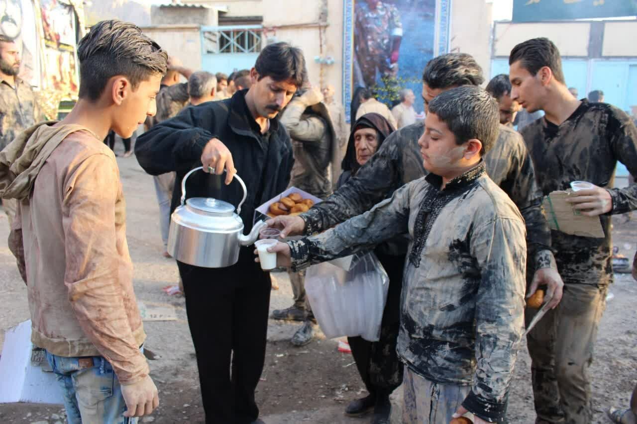 برگزاری آیین گِلمالی در صبحگاه عاشورا