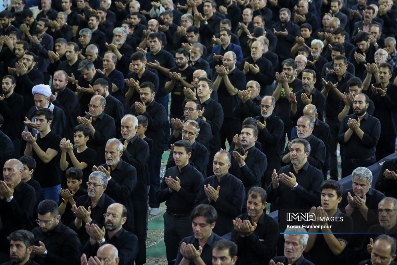 نماز ظهر عاشورا در سراسر کشور اقامه شد