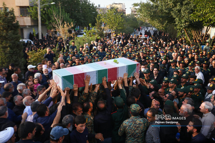مراسم تشییع و تدفین شهید گمنام دفاع مقدس در اصفهان