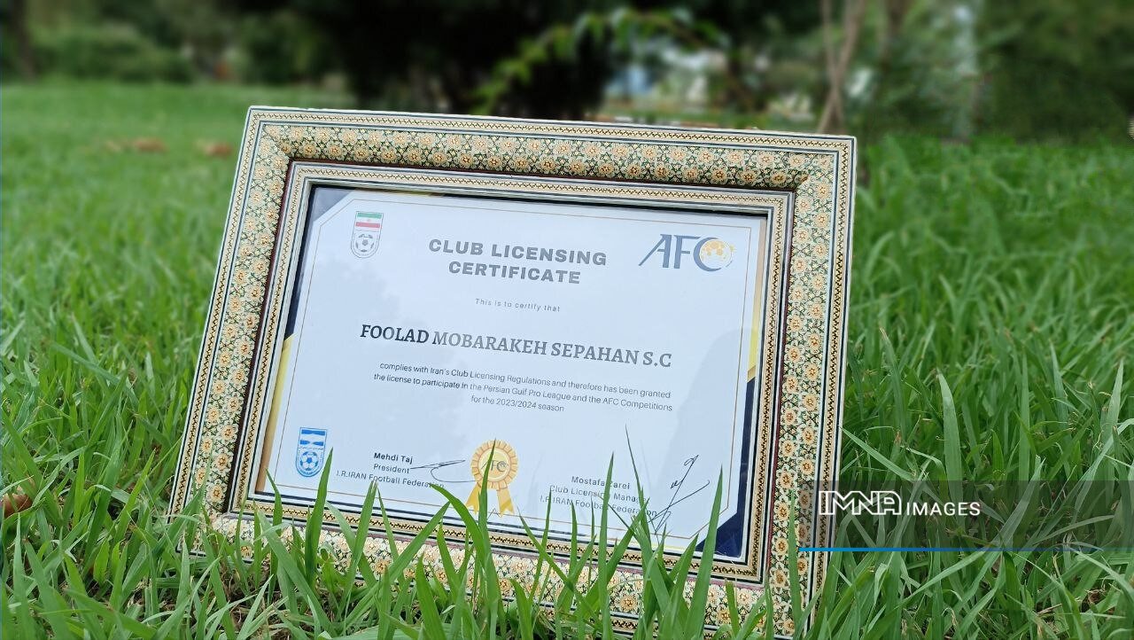 رونمایی از مجوز حرفهای پرسپولیس و سپاهان +عکس