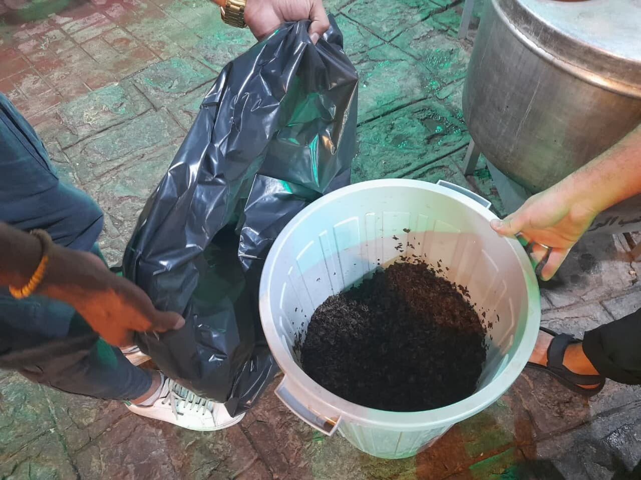 جداسازی ۴ تن تفاله چای خشک از پسماندهای هیئات مذهبی اصفهان + فیلم و عکس