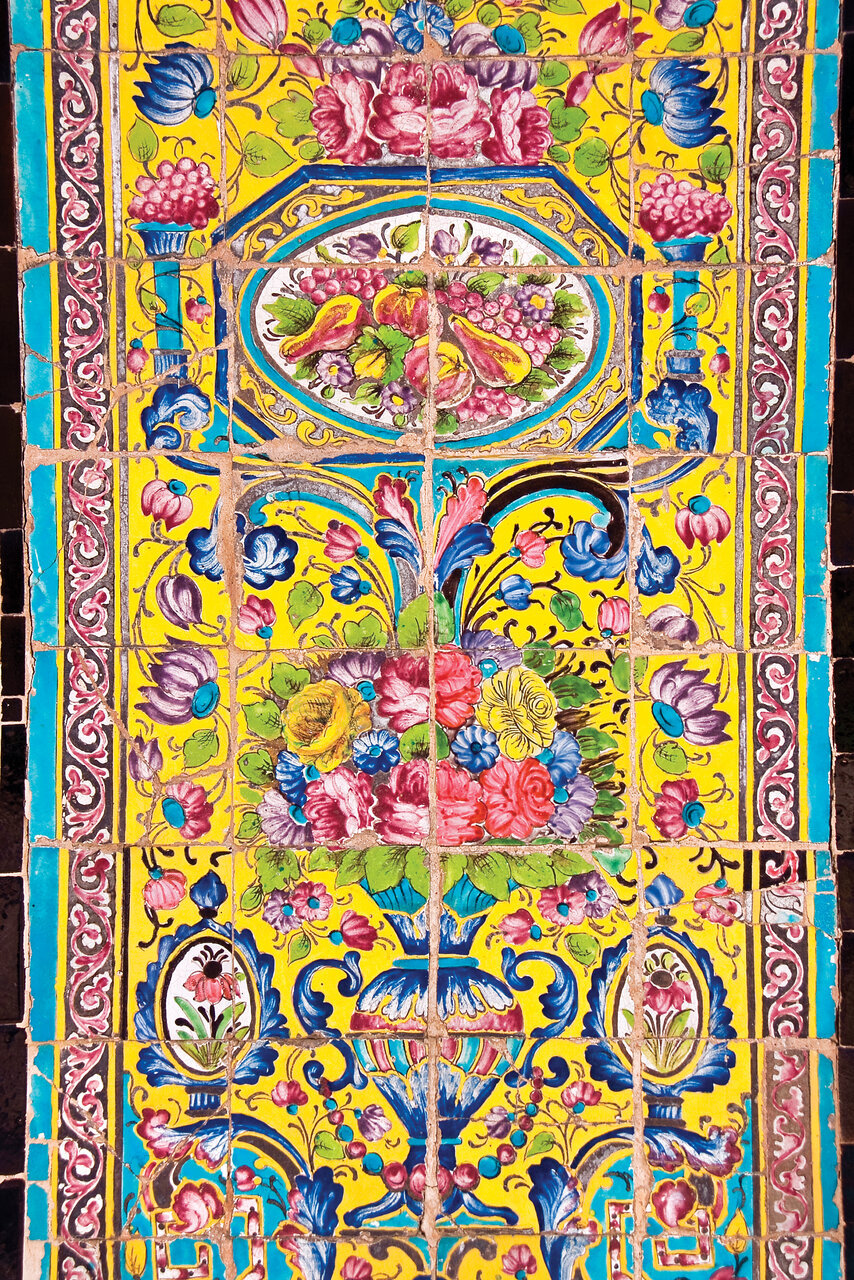 روایتی از بازی رنگها و نقشها بر کاشیهای گلستان