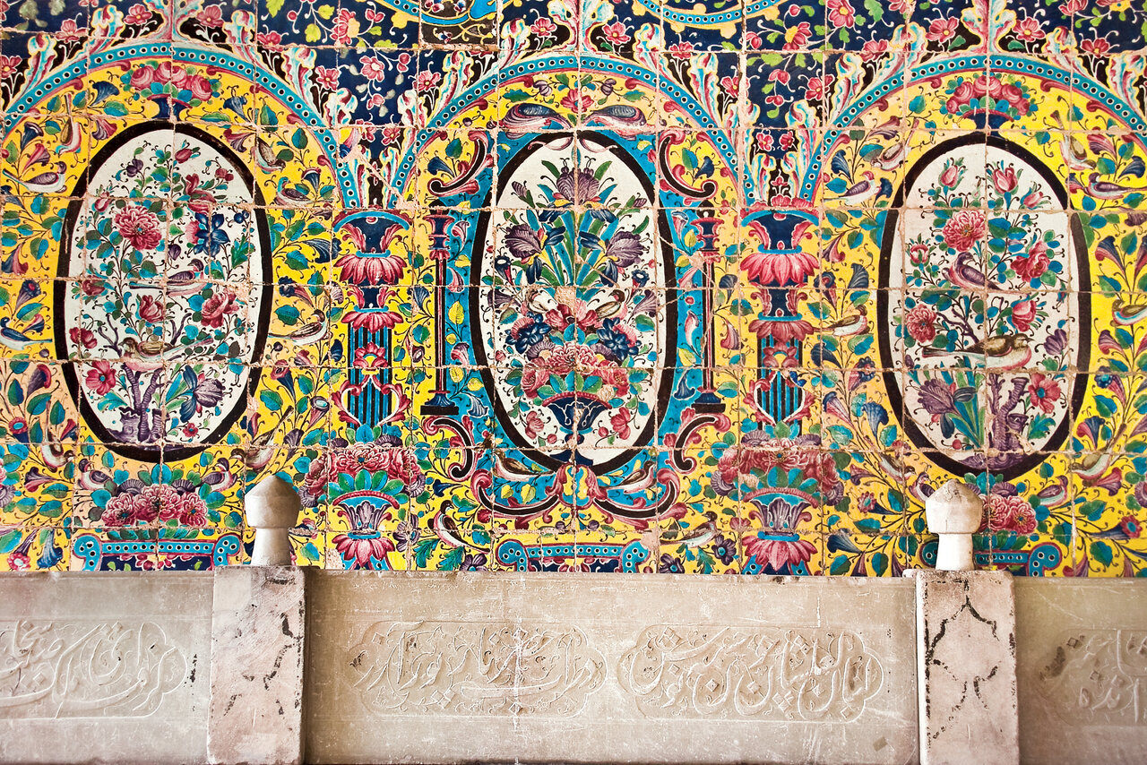 روایتی از بازی رنگها و نقشها بر کاشیهای گلستان