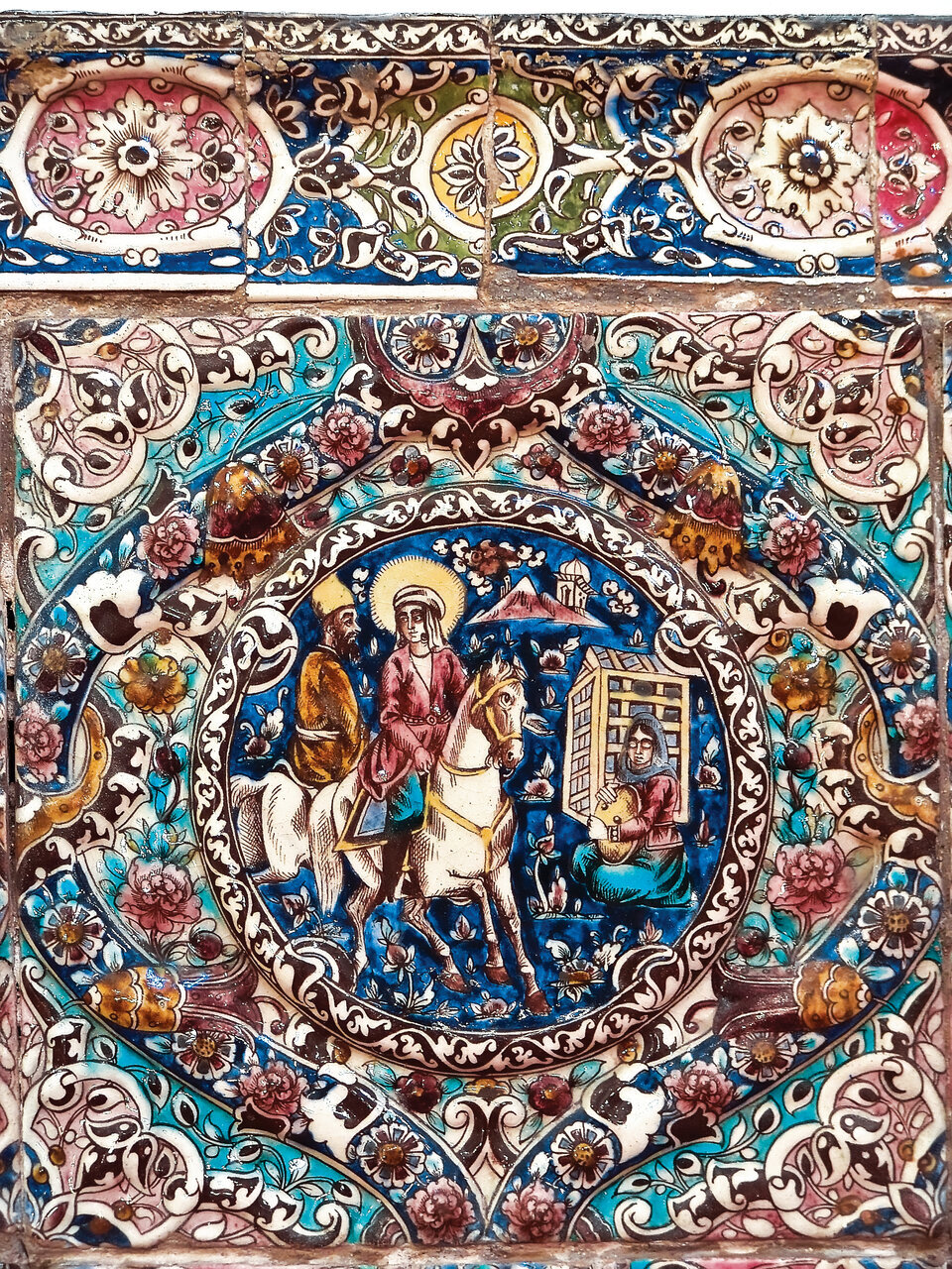 روایتی از بازی رنگها و نقشها بر کاشیهای گلستان