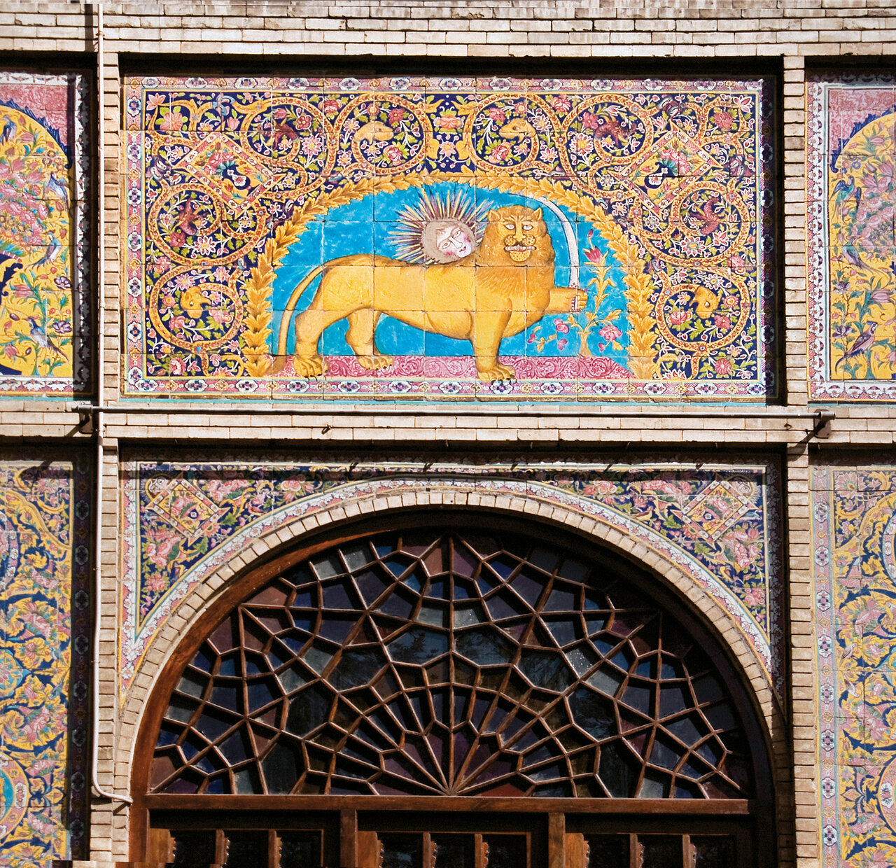 روایتی از بازی رنگها و نقشها بر کاشیهای گلستان