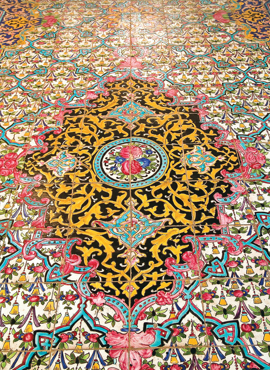 روایتی از بازی رنگها و نقشها بر کاشیهای گلستان