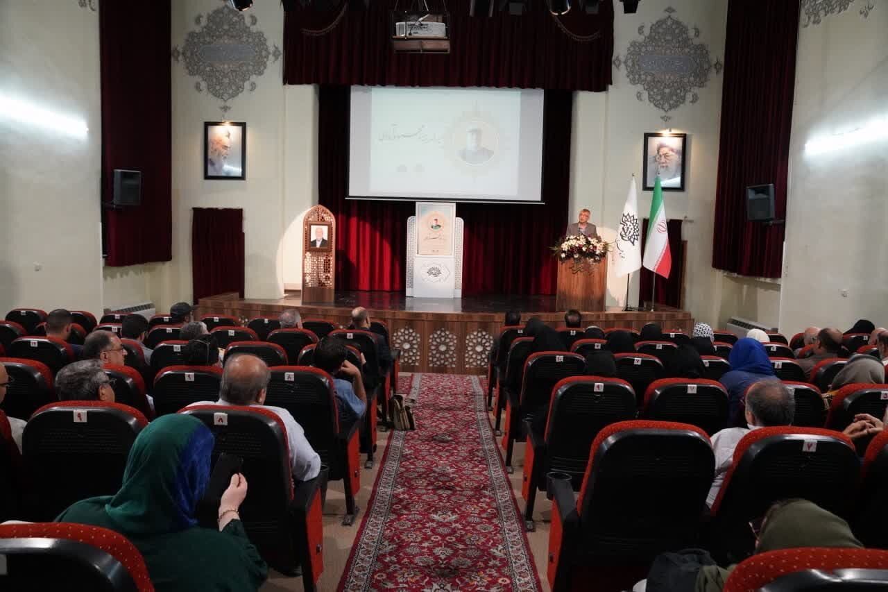 پروفسور محمودآبادی در بیان تاریخ ایران و اسلام جمع بین اضداد بود