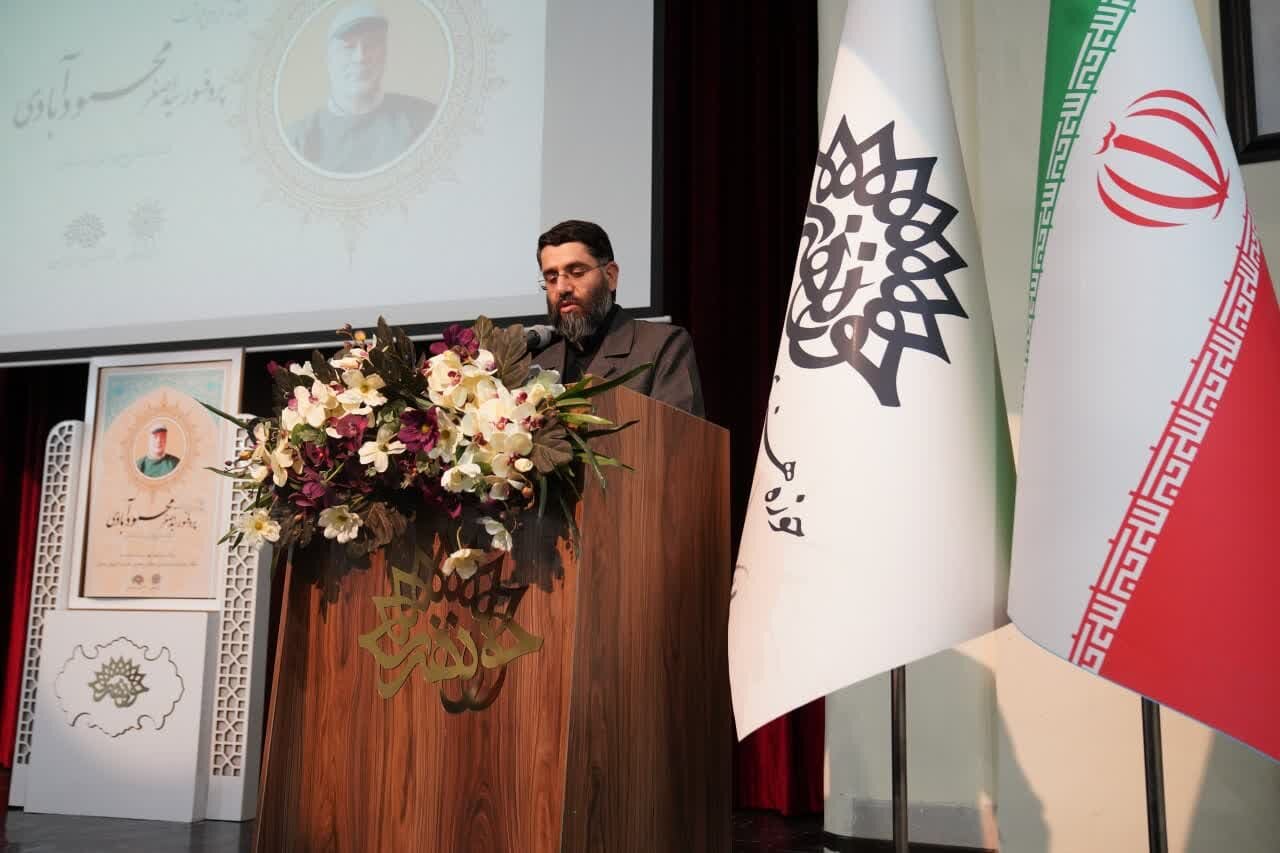 پروفسور محمودآبادی در بیان تاریخ ایران و اسلام جمع بین اضداد بود
