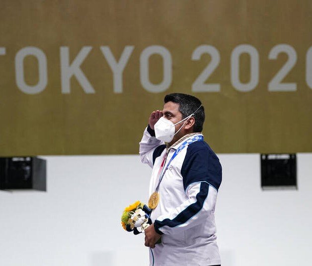 به قامت پرچم، به نام قهرمانی