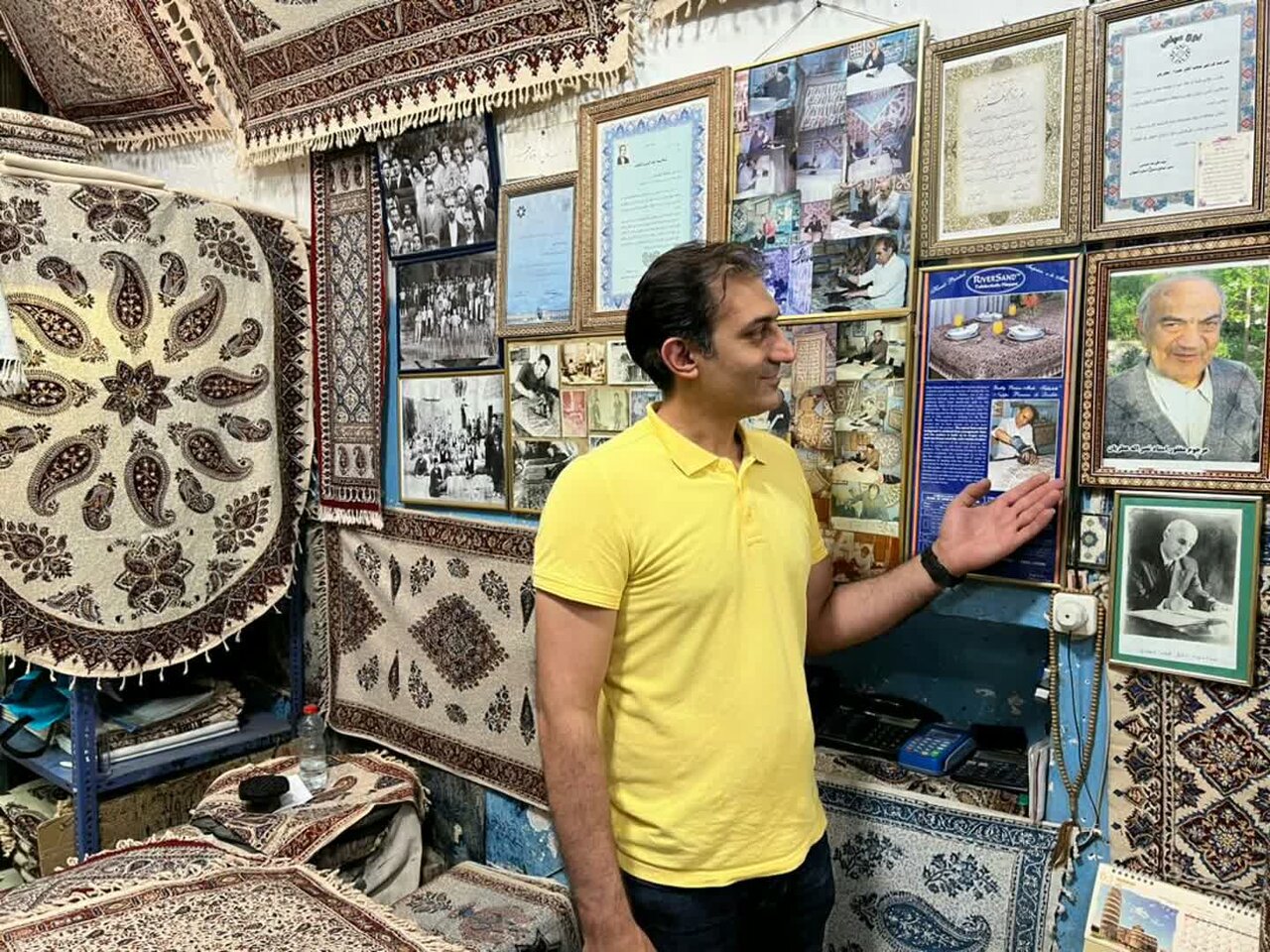 تعالی یک قرن هنر بر تاروپود پارچههای قلمکار عطریان