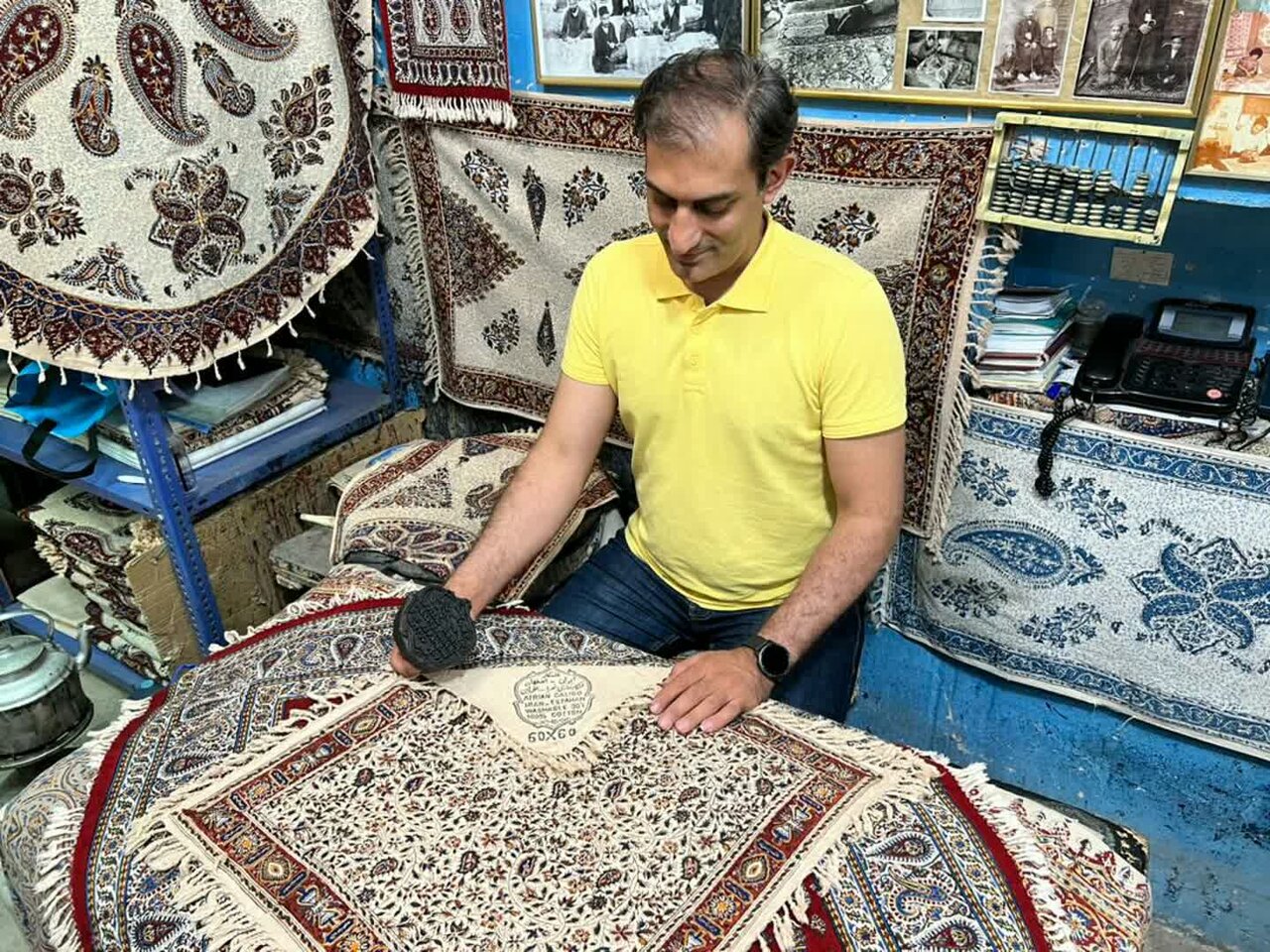 تعالی یک قرن هنر بر تاروپود پارچههای قلمکار عطریان