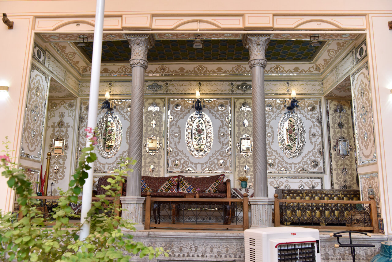 شهسواران، منزلگه عاشقی در نصف جهان