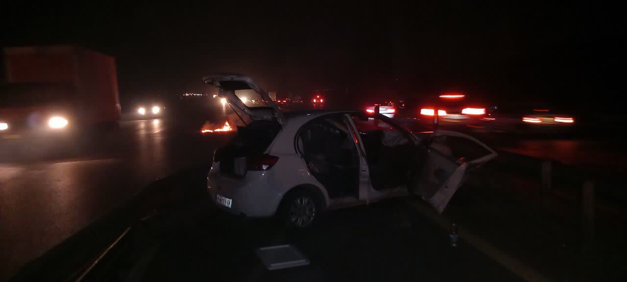 تصادف زنجیرهای کامیون با ۳ خودروی سواری در محور کاشان _ قم + عکس