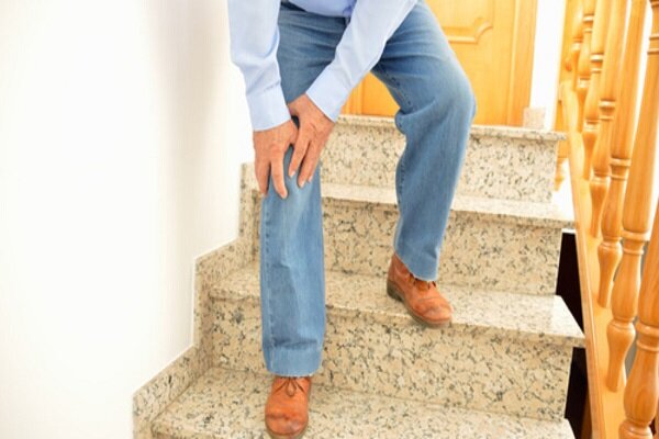 بالا و پایین رفتن از پله به زانوها آسیب می‌زند؟