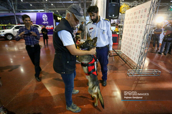 استفاده از سگ‌های تجسس در آتش‌نشانی اصفهان برای امدادرسانی بهتر