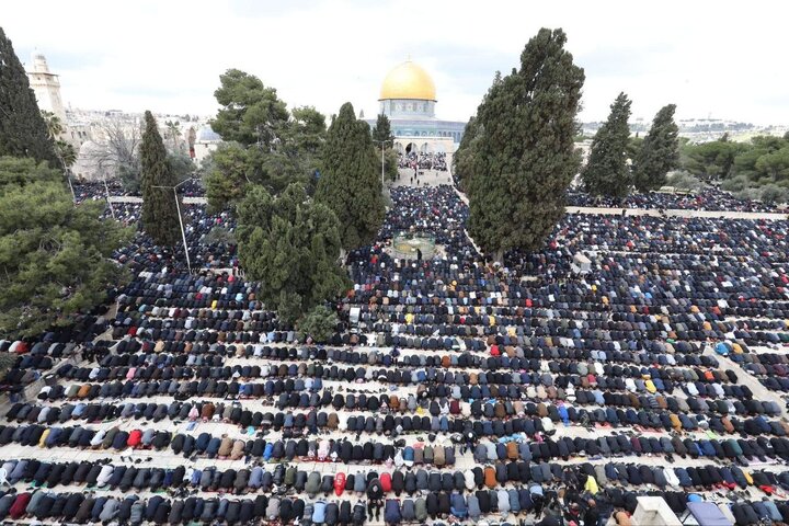 ۵۰ هزار فلسطینی نماز جمعه را در مسجد الاقصی اقامه کردند + فیلم