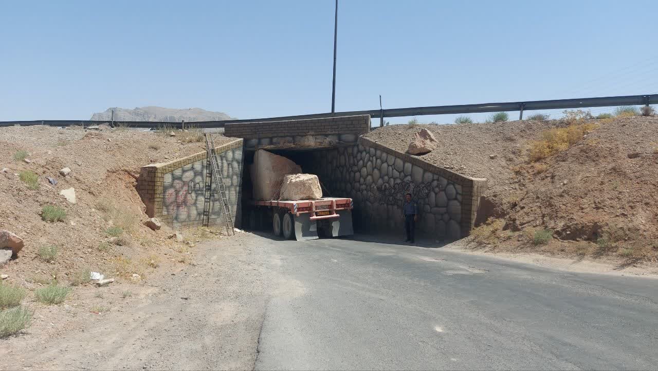 گیرکردن تریلر حامل سنگ در زیرگذر چشمه لادر منجر به مسدود شدن دو ساعته این مسیر شد+ عکس