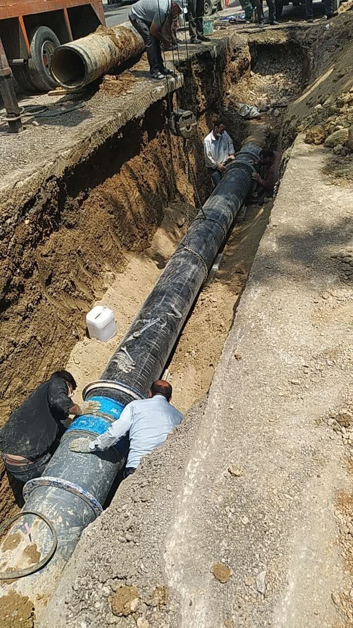 فروریزش زمین در خیابان کهندژ به دلیل شکستگی لوله انتقال آب/ عملیات ترمیم در حال انجام است