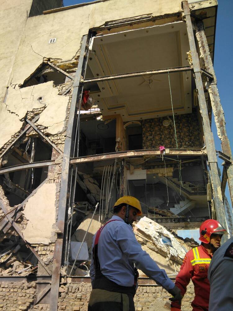 ریزش آوار در محله جوانمرد قصاب تهران ۱۲ مصدوم را راهی بیمارستان کرد + عکس