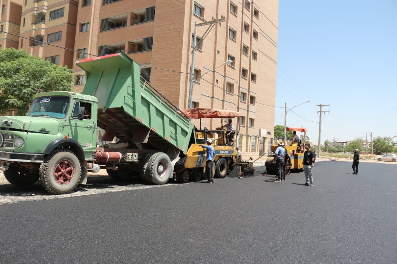 آغاز ترمیم و روکش آسفالت معابر اصلی و فرعی محله سجاد در منطقه ۱۱ اصفهان