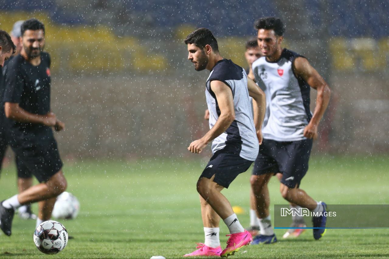 برپایی تمرین شاگردان گلمحمدی زیر بارش شدید باران