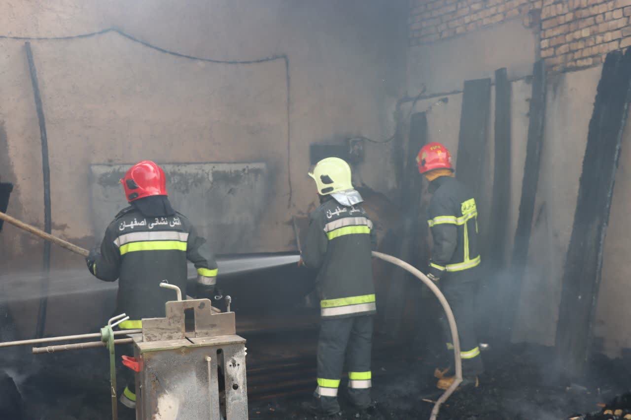 حریق کارگاه و انبار چوب در خیابان امام رضا (ع) + عکس