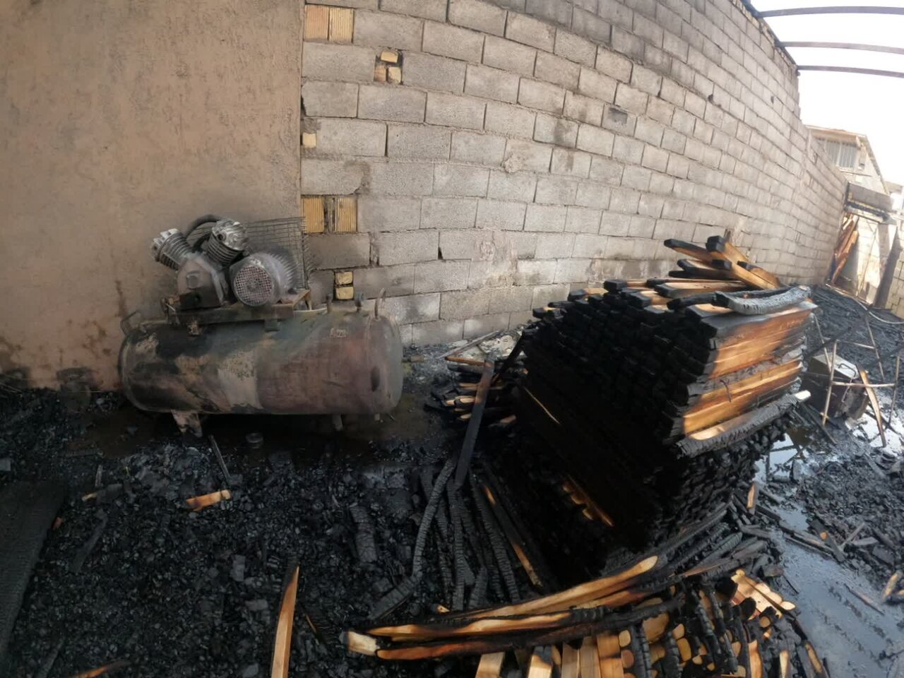 حریق کارگاه و انبار چوب در خیابان امام رضا (ع) + عکس