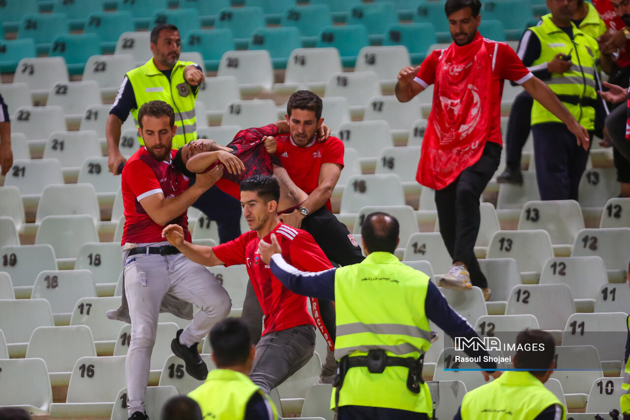 سکوهای ملتهب ورزشگاهها و خطر مرگ در کمین انتقال نادرست هوادار مصدوم