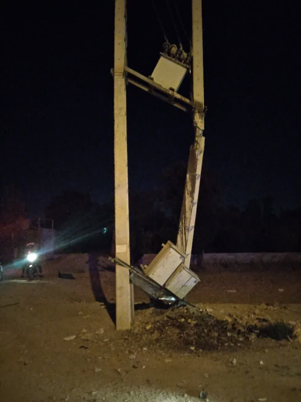 مصدوم شدن ۲ جوان زیر ۲۰ سال در پی برخورد پراید با تیر چراغ برق + عکس