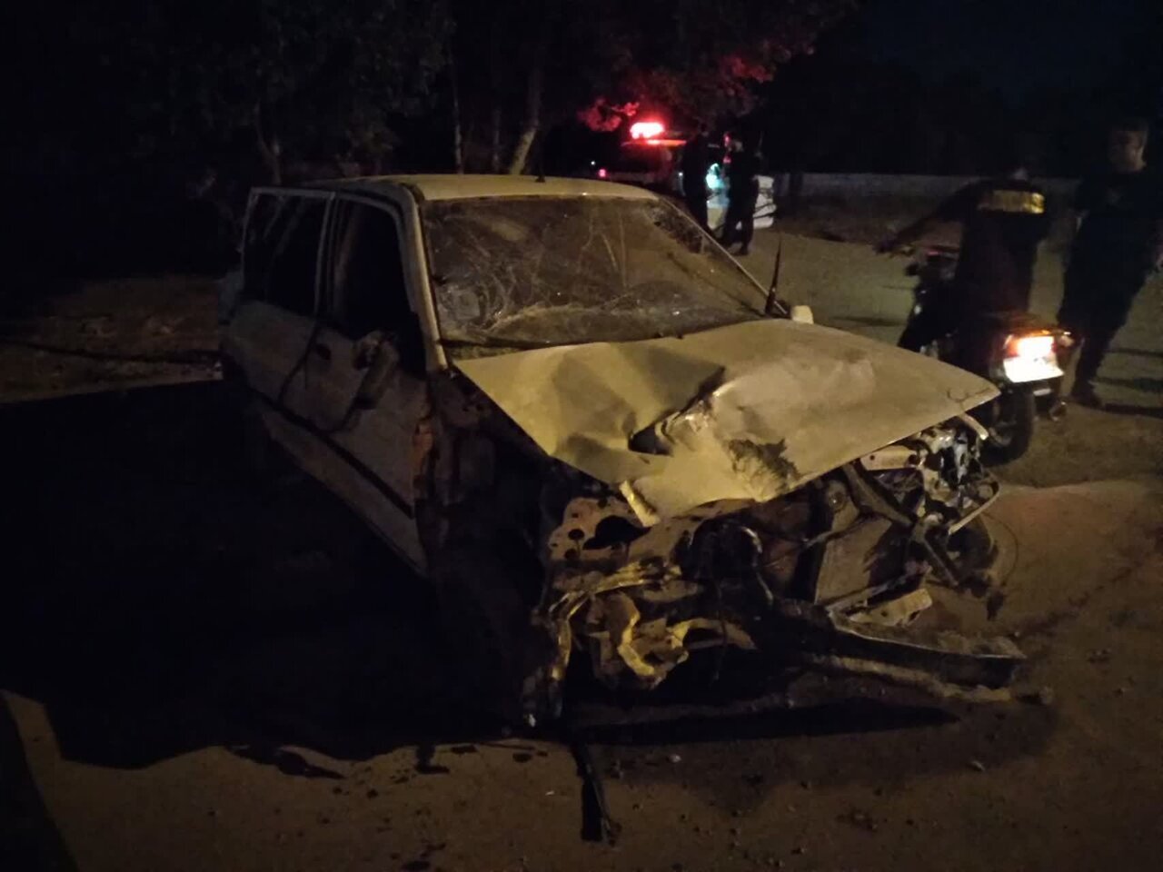 مصدوم شدن ۲ جوان زیر ۲۰ سال در پی برخورد پراید با تیر چراغ برق + عکس