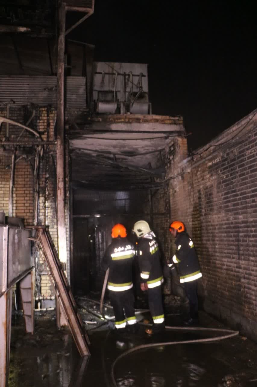 آتش‌سوزی در ترانس برق کارخانه ریخته‌گری و ذوب فلزات شهرک صنعتی + فیلم و عکس