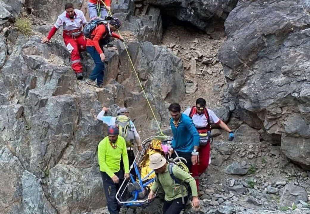 عملیات ۷ ساعته هلال‌احمر برای نجات کوهنورد ۲۵ ساله نطنزی + عکس