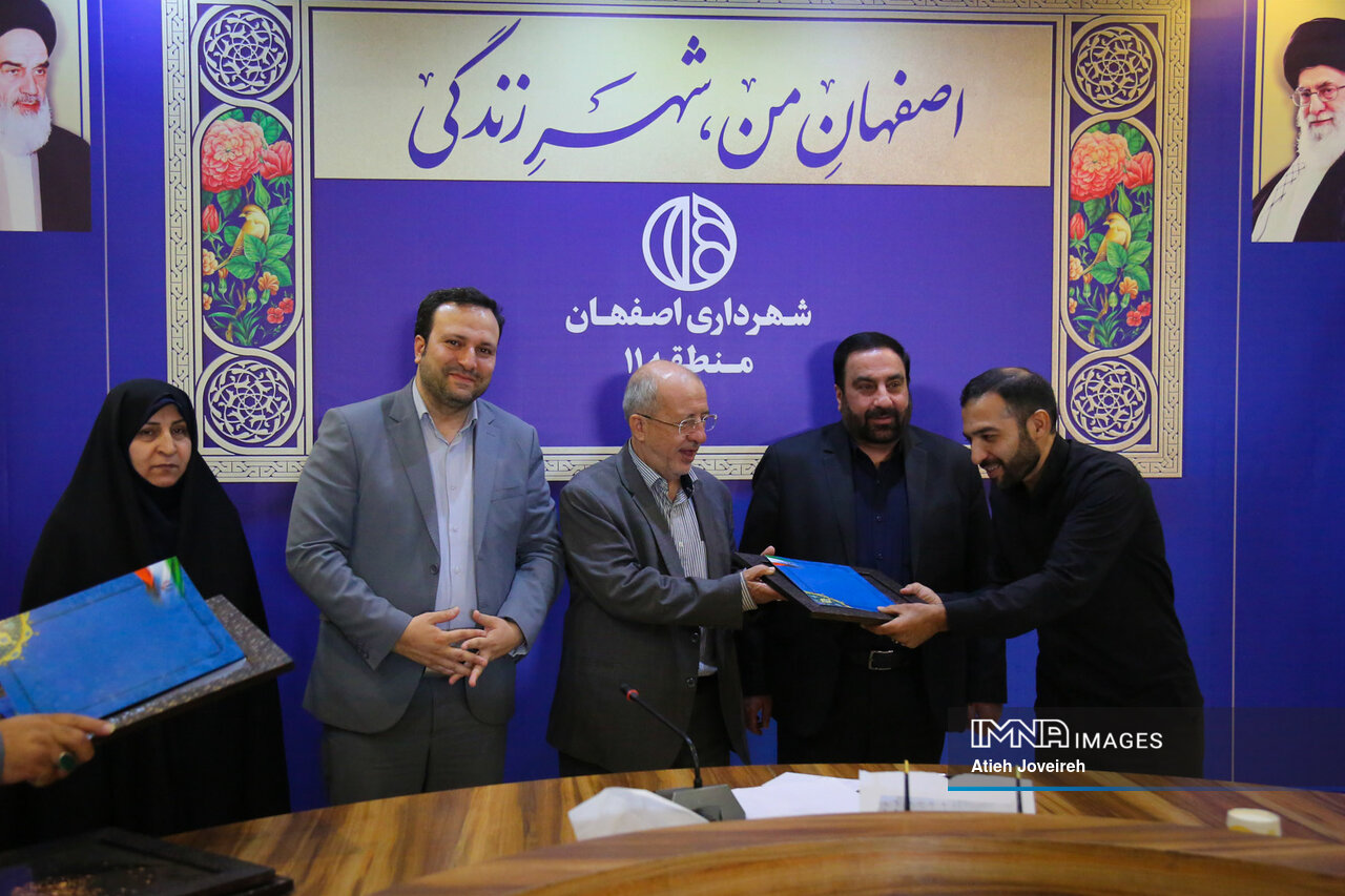 تجلیل از شهروندان مشارکتجو در منطقه ۱۱ اصفهان